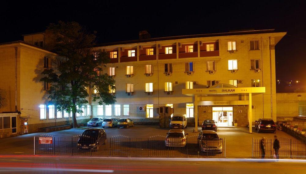 Hotel Balkan Gabrovo Esterno foto